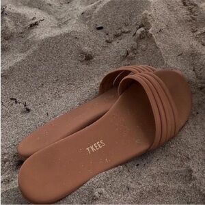 Tkees Sz 9 Women's Pout Beige Serena
Slide On Slide Sandals